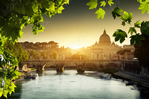 Board z aluminiowym obramowaniem Zobacz na Tiber i St Peter Bazyliki w Watykanie