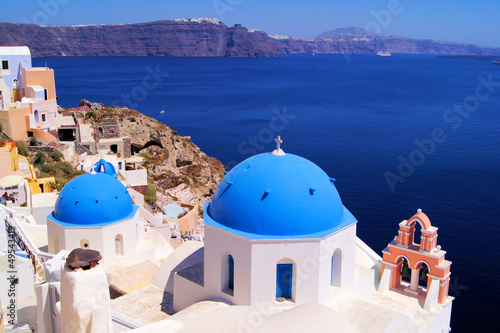 Plakat na papierze fotorealistycznym Słynny niebieski kopuły kościołów santorini, grecja