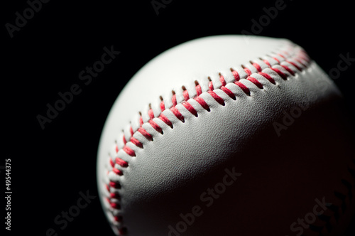Board z aluminiowym obramowaniem Studio strzał z piłką baseballową, czarne tło