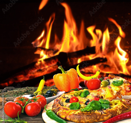 Naklejka samoprzylepna Gorąca pizza: pieczona w piecu węglowym