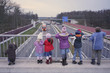 canvas print picture - Kinder auf einer Brücke