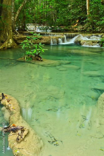 Plakat na papierze fotorealistycznym Erawan wodospad w kanchanaburi, tajlandia