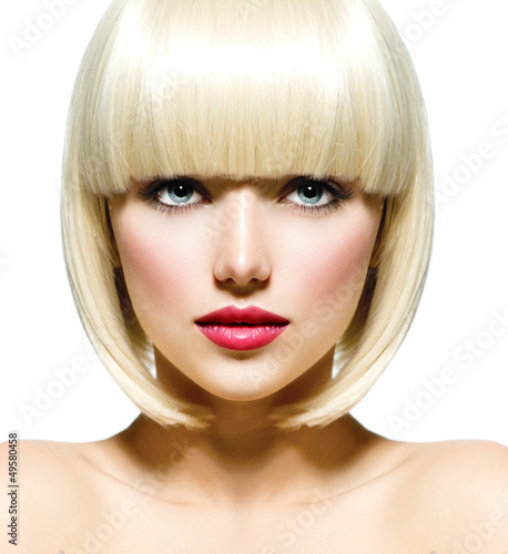 Fototapeta na wymiar Twarz modelki ze stylową blond fryzurą