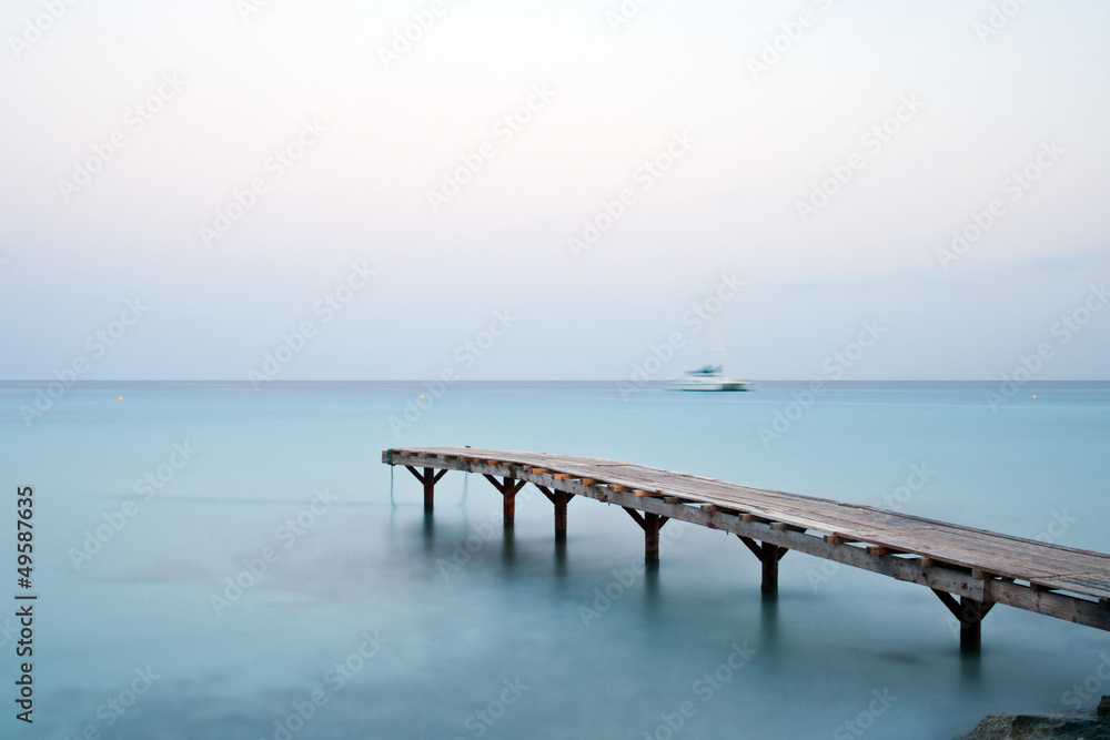 Jetty in the mediterranean sea early in the morning - obrazy, fototapety, plakaty 