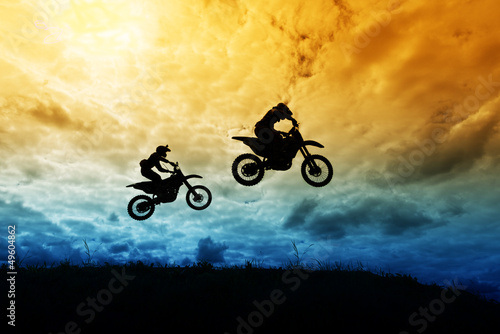 motocross-motocyklisci-na-tle-zolto-niebieskiego-nieba