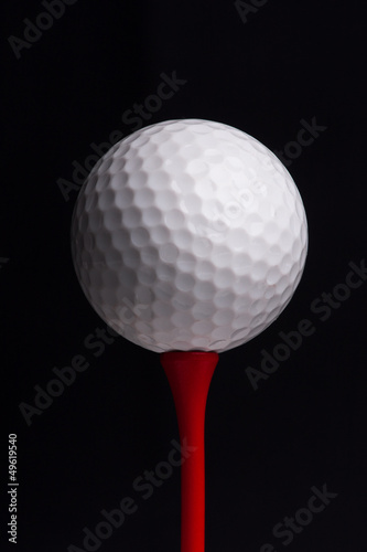 Board z aluminiowym obramowaniem Trójniki golfowe z piłką na czarnym tle