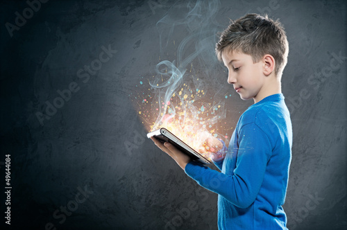 chlopiec-trzymajacy-tablet-poznaje-swiat-internetu