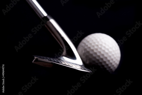Board z aluminiowym obramowaniem Kij golfowy z piłką na czarnym tle