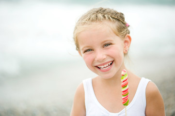 Wall Mural - little girl on the beach