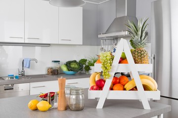 Gesunde Ernährung - Frische Früchte in der Küche