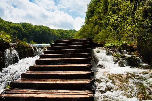 Board z aluminiowym obramowaniem Mokre drewniane schody z whitewater i lasu