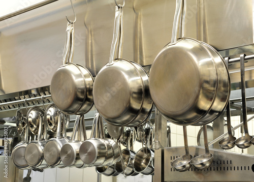 Board z aluminiowym obramowaniem Garnki i patelnie w kuchni restauracji