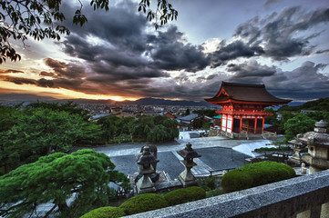 Naklejka miasto sanktuarium niebo japonia wzgórze