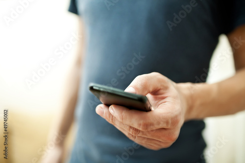 Fotografia Close up of a man using mobile smart phone