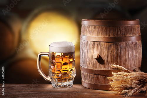 Board z aluminiowym obramowaniem Szklanki do piwa z drewnianą lufą.