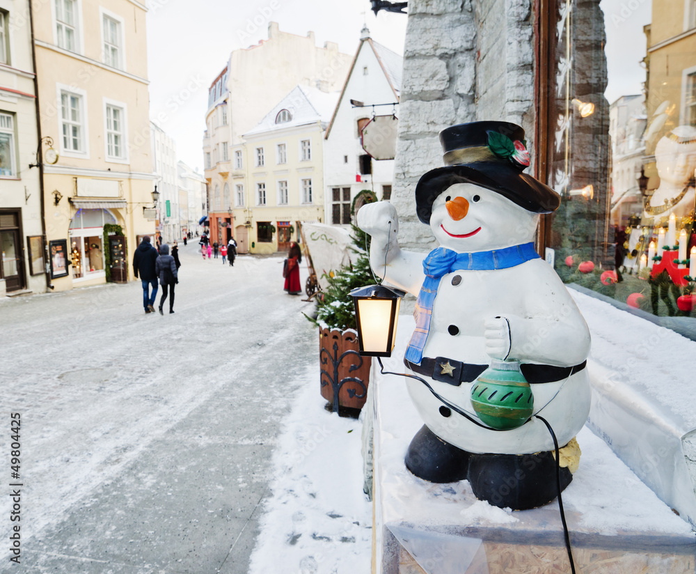 Obraz na płótnie Street of Tallinn decorated by Christmas holidays w salonie