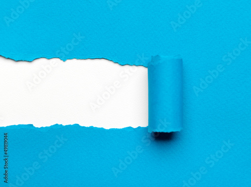 Fotografía Torn light blue paper with white copyspace