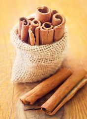 Canvas Print - Aroma cinnamon sticks on the wooden board