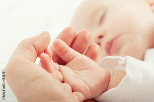 Plakat na papierze fotorealistycznym Podaj śpiące dziecko w ręce matki