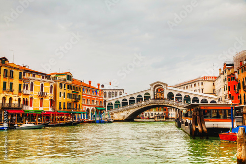 Board z aluminiowym obramowaniem Most Rialto (ponte di rialto) w słoneczny dzień