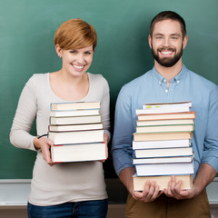 Poster - zwei studenten tragen schwere bücher