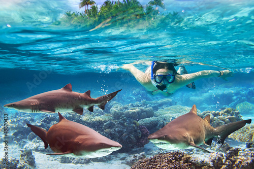 Board z aluminiowym obramowaniem Woment snorkeling w tropikalnej wodzie z niebezpiecznymi rekinami