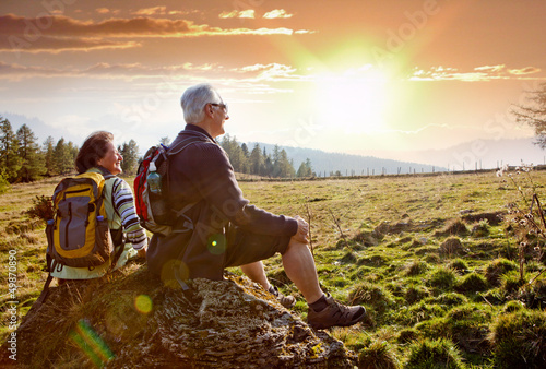 Cuadros en Lienzo senioren beim wandern im Sonnenuntergang / autumn hiking 18