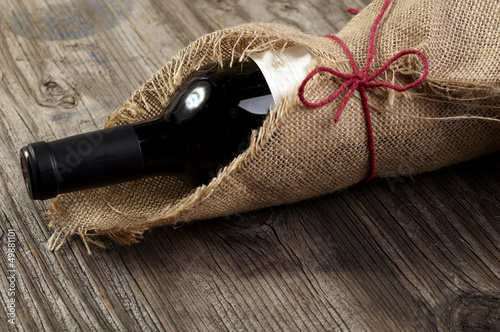 Naklejka samoprzylepna Czerwone wino butelka drewniany stół