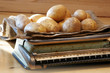 Kartoffeln auf alter Küchenwaage