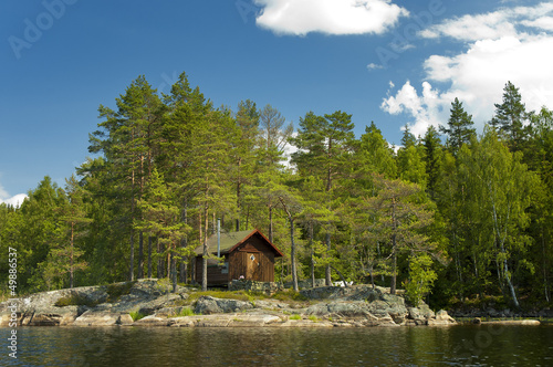 Board z aluminiowym obramowaniem Drewniana kąpiel na wyspie w Norwegii.