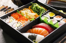 Bento Box Mit Sushi Und Rolls