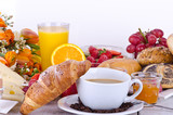 Fototapeta  - Leckeres, vielfältiges Frühstück am Morgen genießen