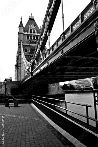 Fotoboard na płycie Tower Bridge w Londynie