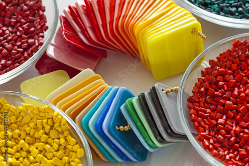Fotografía colorful plastic masterbatch granules and plastic sheets