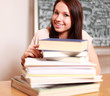 © Peter Atkins - junge Schülerin mit Büchern