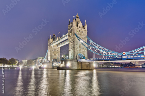 Fotoboard na płycie Tower Bridge w Londynie, w Anglii