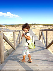 Wall Mural - Niña pequeña de excursión