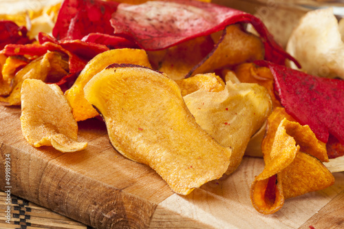 Tapeta ścienna Świeżo pokrojone organiczne chipsy warzywne