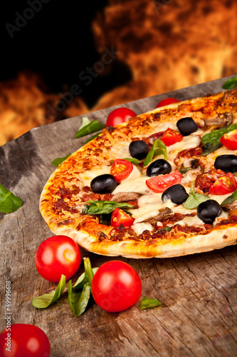 Naklejka - mata magnetyczna na lodówkę Delicious italian pizza served on wooden table
