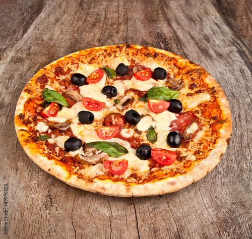 Naklejka samoprzylepna Pyszna włoska pizza serwowane na drewnianym stole