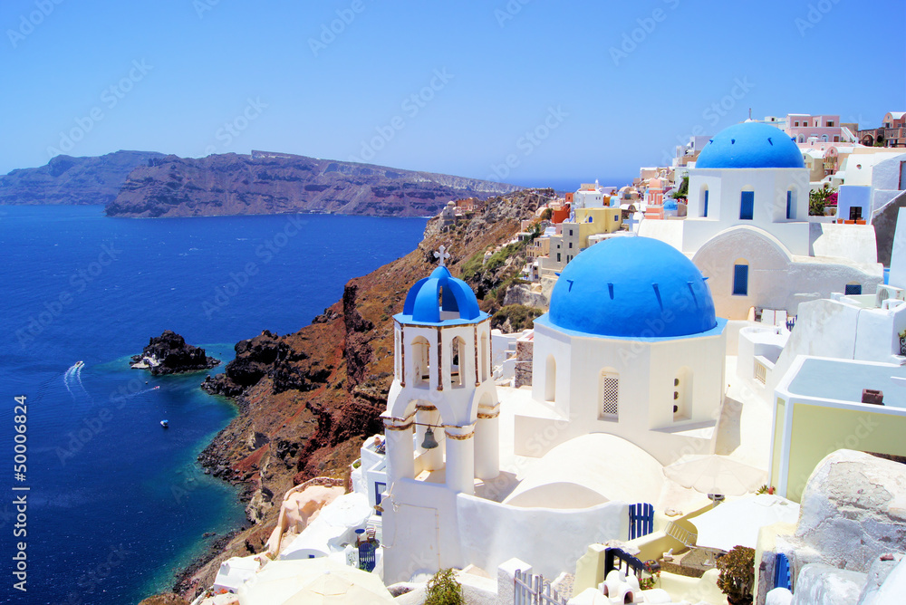 Blue and white churches of Oia village, Santorini, Greece - obrazy, fototapety, plakaty 