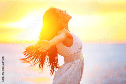 Naklejka na szafę Enjoyment - free happy woman enjoying sunset