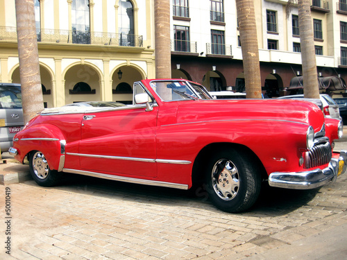 Naklejka na drzwi Old red car in Havana n.2