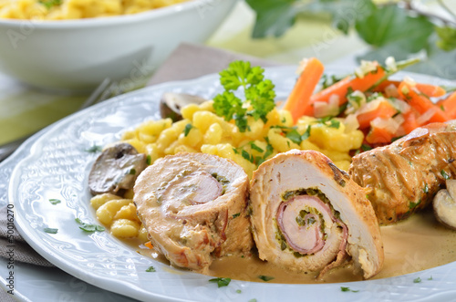 Fotografie, Obraz Geflügelrouladen mit Schinken in Senfsoße