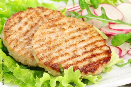 Board z aluminiowym obramowaniem Grillowane hamburgery z królika z sałatą i rzodkiewką
