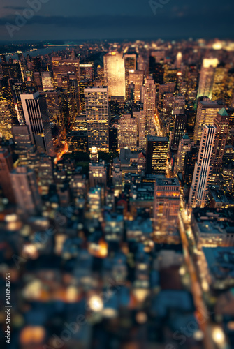Naklejka samoprzylepna Nowy Jork Manhattan w nocy z nieostrość