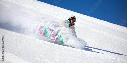 Board z aluminiowym obramowaniem Snowboardzista