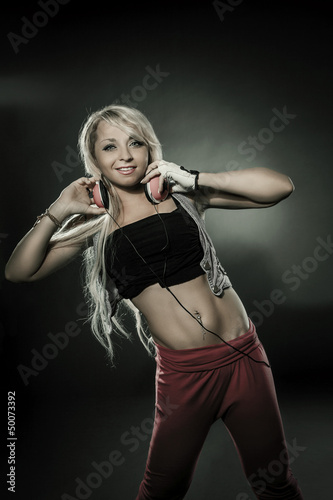 Plakat na papierze fotorealistycznym Blond seksowna kobieta ze słuchawkami
