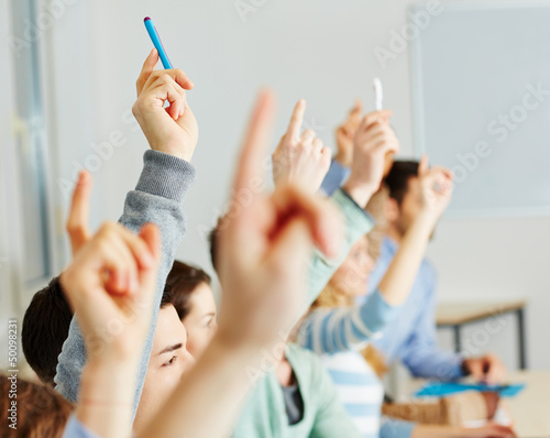Les élèves lèvent les mains dans la classe Tableau sur Toile