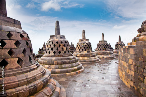 stupy-statua-od-borobudur-na-jawa-indonezja